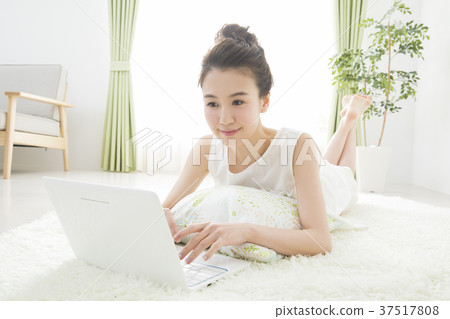 看電腦的女人 看電腦的女人 37517808