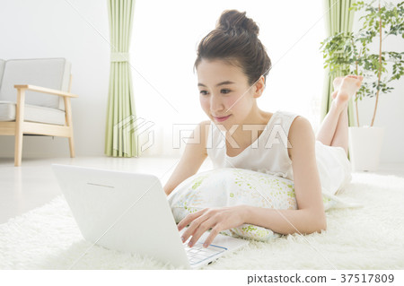 看電腦的女人 看電腦的女人 37517809