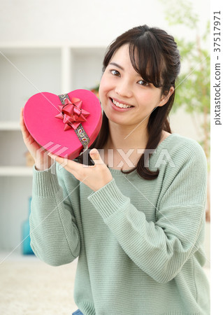 有禮物的女人 37517971