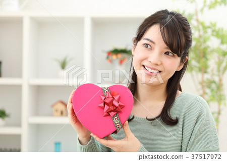 有禮物的女人 有禮物的女人 37517972