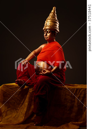 Pregnant woman in buddha look 37518441