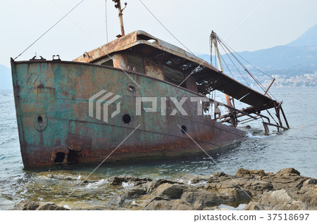 Rusty ship trunk 37518697