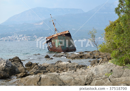 Old ship trunk 37518700