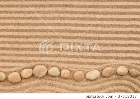 Frame made of white stones lying zigzag, on sand. 37519018