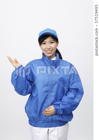 年輕婦女搬家包裝快遞送貨上門配送 37519493