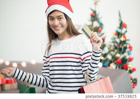 Beautiful happy asia girl with credit card  37519825