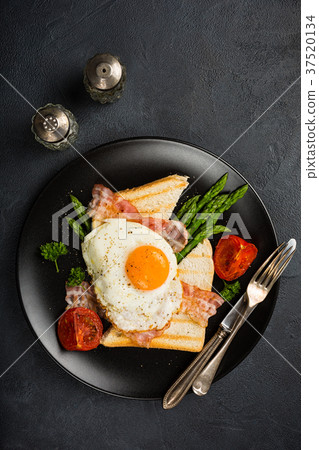 Fried egg with bread toast and asparagus 37520134