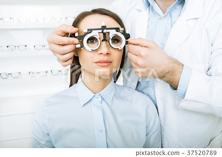 patient check their eyesight in the clinic 37520789