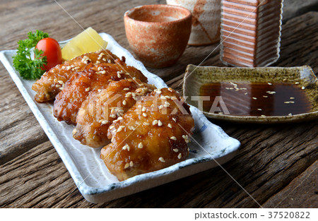 Fried chicken wing with spicy sauce Fried chicken wing with spicy sauce 37520822