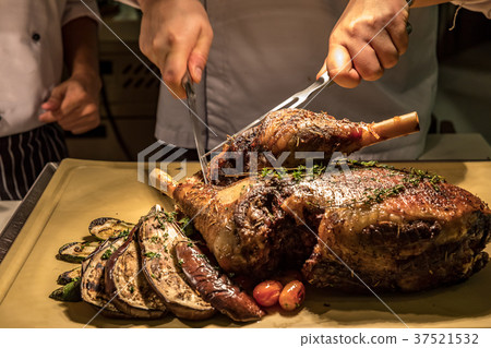 Carving Lamb 37521532
