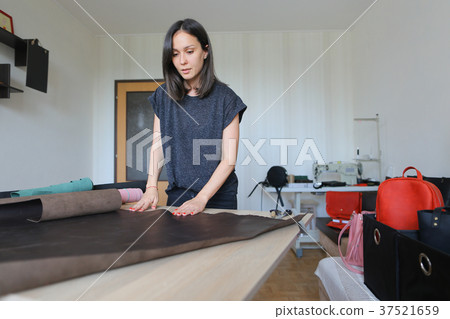seamstress got high-quality material from abroad. seamstress got high-quality material from abroad. 37521659