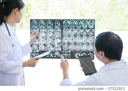 Professor Doctor discussing and consulting method with patient t 37522921