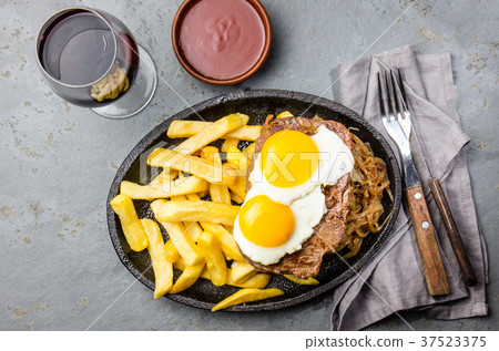 Peruvian Latin American food. Lomo a lo pobre 37523375