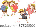 Entrance ceremony-cheerful boys and girls 37523500
