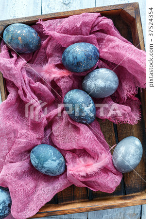Easter eggs in a wooden box. Easter eggs in a wooden box. 37524354