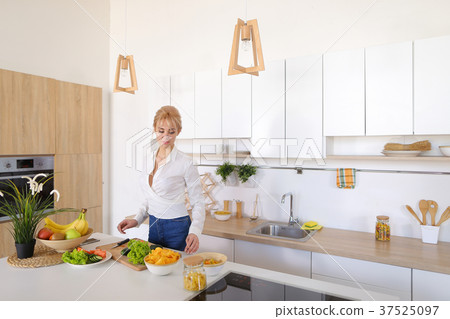 Slender blonde woman completes preparation of Slender blonde woman completes preparation of 37525097