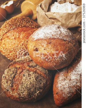 图库照片: fresh bread with baking flour and rolling pin