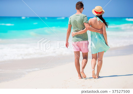 Young couple on white beach during summer vacation 37527500