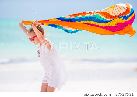 Little girl hve fun on the beach. Kid enjoy beach 37527551