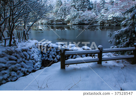 Snow scene of Unzen Shiraku Pond [Unzen City, Nagasaki Prefecture] 37528547