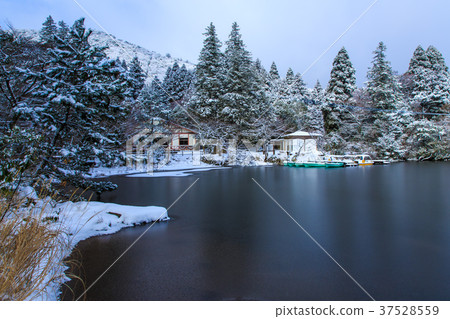Snow scene of Unzen Shiraku Pond [Unzen City, Nagasaki Prefecture] 37528559