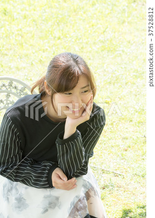 Women who get elbows (Nihon Keizai University) Women who get elbows (Nihon Keizai University) 37528812