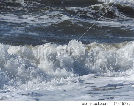 White waves on the Inage Coast on a windy day 37546752