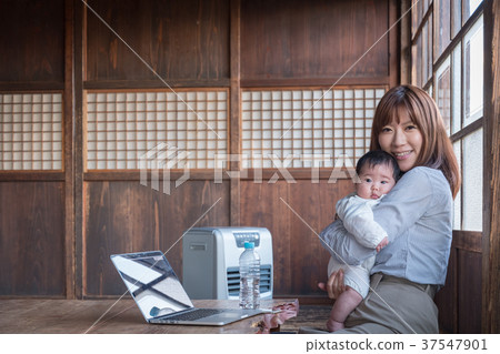 在日本的房子里遠程辦公 在日本的房子里遠程辦公 37547901