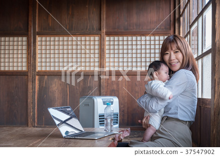 在日本的房子里遠程辦公 在日本的房子里遠程辦公 37547902
