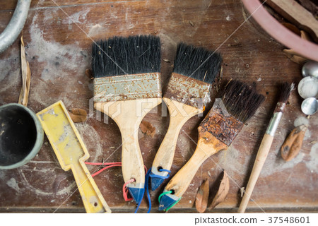 Set of dirty craft sculpting tools on wooden table 37548601
