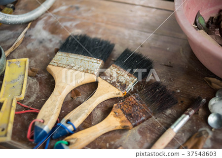 Set of dirty craft sculpting tools on wooden table 37548603