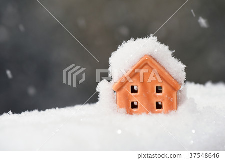 房子的圖像在一個多雪的國家 37548646