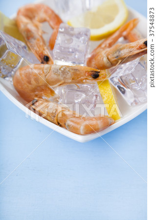 Fresh shrimp with lemon on ice 37548873