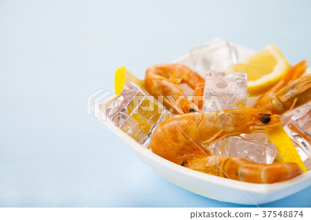 Fresh shrimp with lemon on ice Fresh shrimp with lemon on ice 37548874