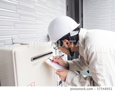 Worker checking the water heater 37548952