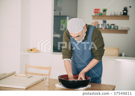 老人揉的蕎麥麵粉 老人揉的蕎麥麵粉 37549811