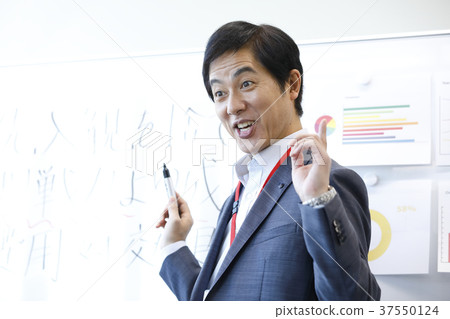 middle businessman 37550124