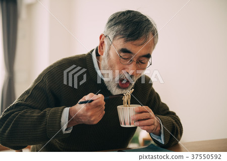 老人吃蕎麥麵 37550592