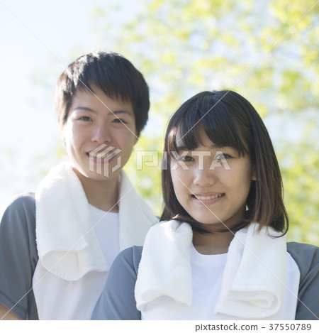 A smiling couple 37550789