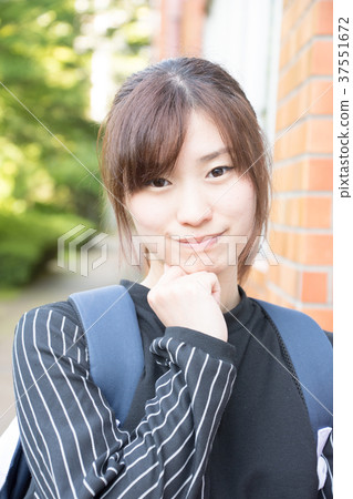站在校園裡的學生（Nihon Keizai University） 37551672