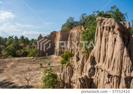 Sao Din Na Noi or Hom Chom and Khok Suea,  37552410