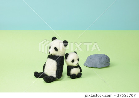 Sitting panda's parent and child Sitting panda's parent and child 37553707