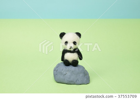 Sitting panda kid 37553709