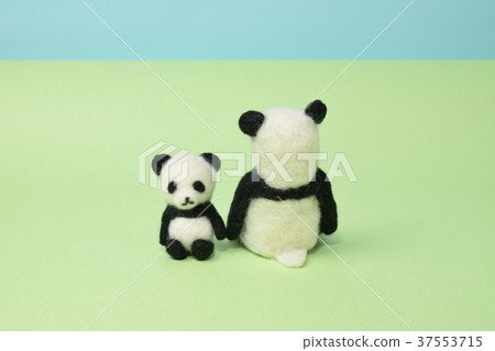 Sitting panda's parent and child Sitting panda's parent and child 37553715
