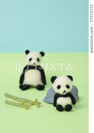 Sitting panda's parent and child Sitting panda's parent and child 37553723