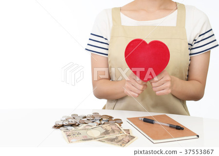 有心臟標記的一名婦女 有心臟標記的一名婦女 37553867