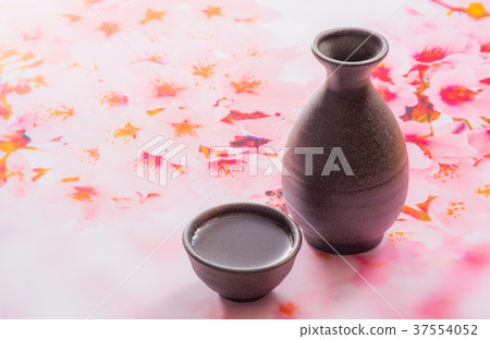 在背景中拍攝了盛開的櫻花照片的Gokumi，Tokutoshi 37554052