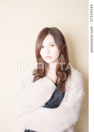 Women wearing fur Women wearing fur 37554543