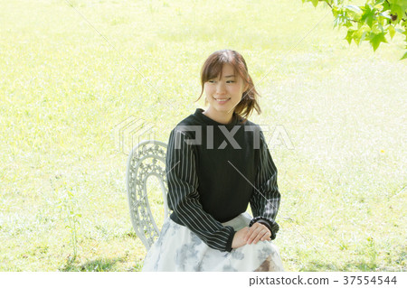 Women who sit outside (Nihon Keizai University) Women who sit outside (Nihon Keizai University) 37554544
