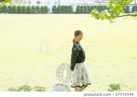 一個女人站在椅子旁（日本經濟大學） 37554546